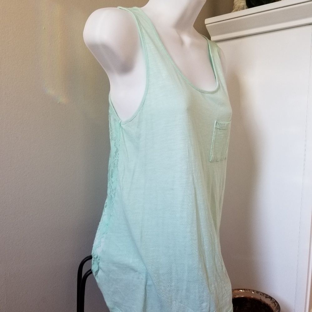 Tank top🦋 - Picture 2 of 4